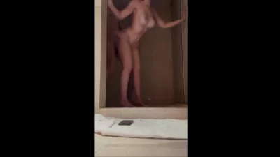 [原创] 浴室大战巨乳少妇，趁着老公上班的时间来约我湿身性爱被操得不要不要的